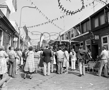 880012 Afbeelding van het publiek bij de uitreiking van het boek 'De Straat een Portret' (een sociologische studie over ...